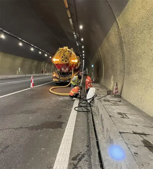 南通隧道排水渠清淤